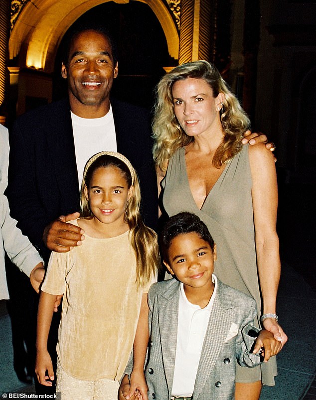 OJ Simpson mit seiner Familie: seine Frau Nicole Brown und seine beiden Kinder Sydney Simpson (links) und Justin (rechts) bei der Premiere von Naked Gun 33 1/3 im Jahr 1994