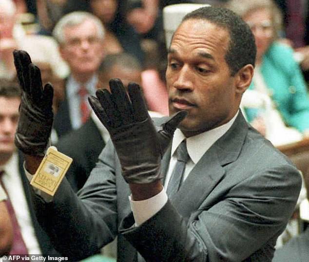 Simpson probiert während seines Mordprozesses ein Paar Handschuhe an, um den Geschworenen zu beweisen, dass er den Doppelmord an seiner Ex-Frau und Ron Goldman nicht begangen hat.  Er wurde freigesprochen