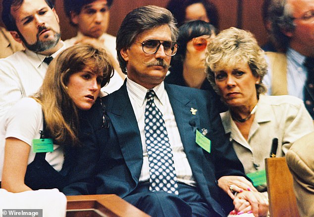 Fred Goldman, Vater von Ronald Goldman und seiner Tochter Kim und Frau Patty, hört während der Anhörung von OJ Simpson am 7. Juli 1994 zu