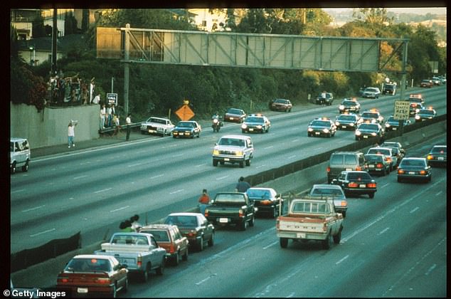 Der American-Football-Star war bekanntermaßen in seinem weißen Ford Bronco in einer 90-minütigen Verfolgungsjagd mit langsamer Geschwindigkeit auf der Autobahn 405 in LA unterwegs