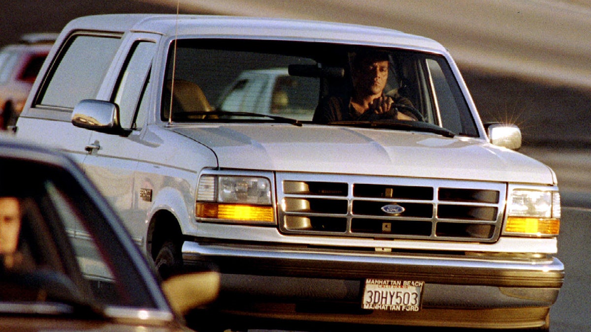 Ein Ford Bronco mit OJ Simpson (versteckt auf dem Rücksitz) wird Berichten zufolge von Simpsons ehemaligem Teamkollegen Al Cowlings gefahren