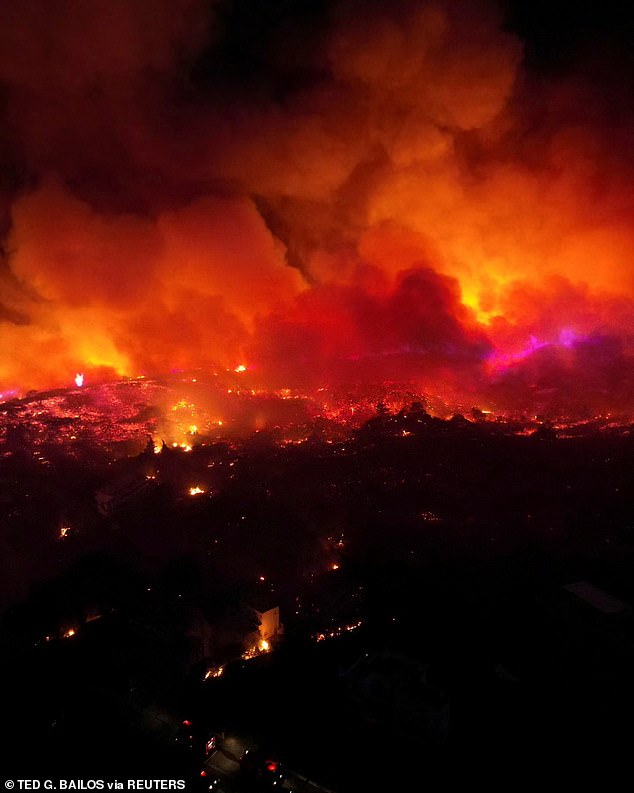 Rauch und Flammen steigen aus einem Waldbrand auf der Insel Rhodos auf, als Tausende Briten fliehen und sich auf den Heimweg machen
