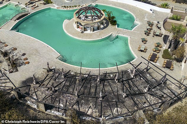 Liegestühle und eine Bar am Pool eines durch einen Brand zerstörten Hotels im Südosten der Ferieninsel Rhodos