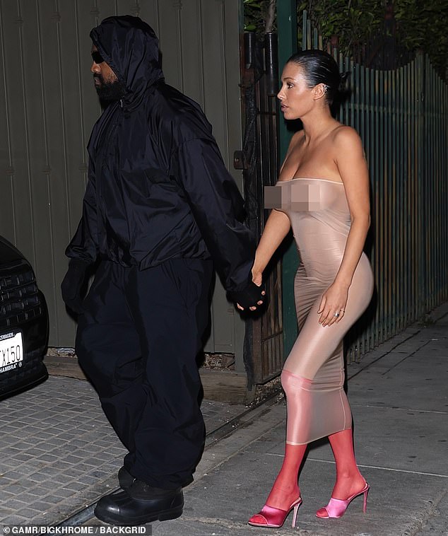 Kanye West führt weiterhin seine Geisel/Frau Bianca Censori in XXX-bewerteter Grobian-Kleidung zur Schau.