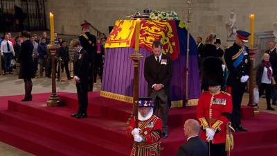 Prinz William, Prinz Harry und alle Enkel der Königin halten in der Westminster Hall Mahnwache für den verstorbenen Monarchen