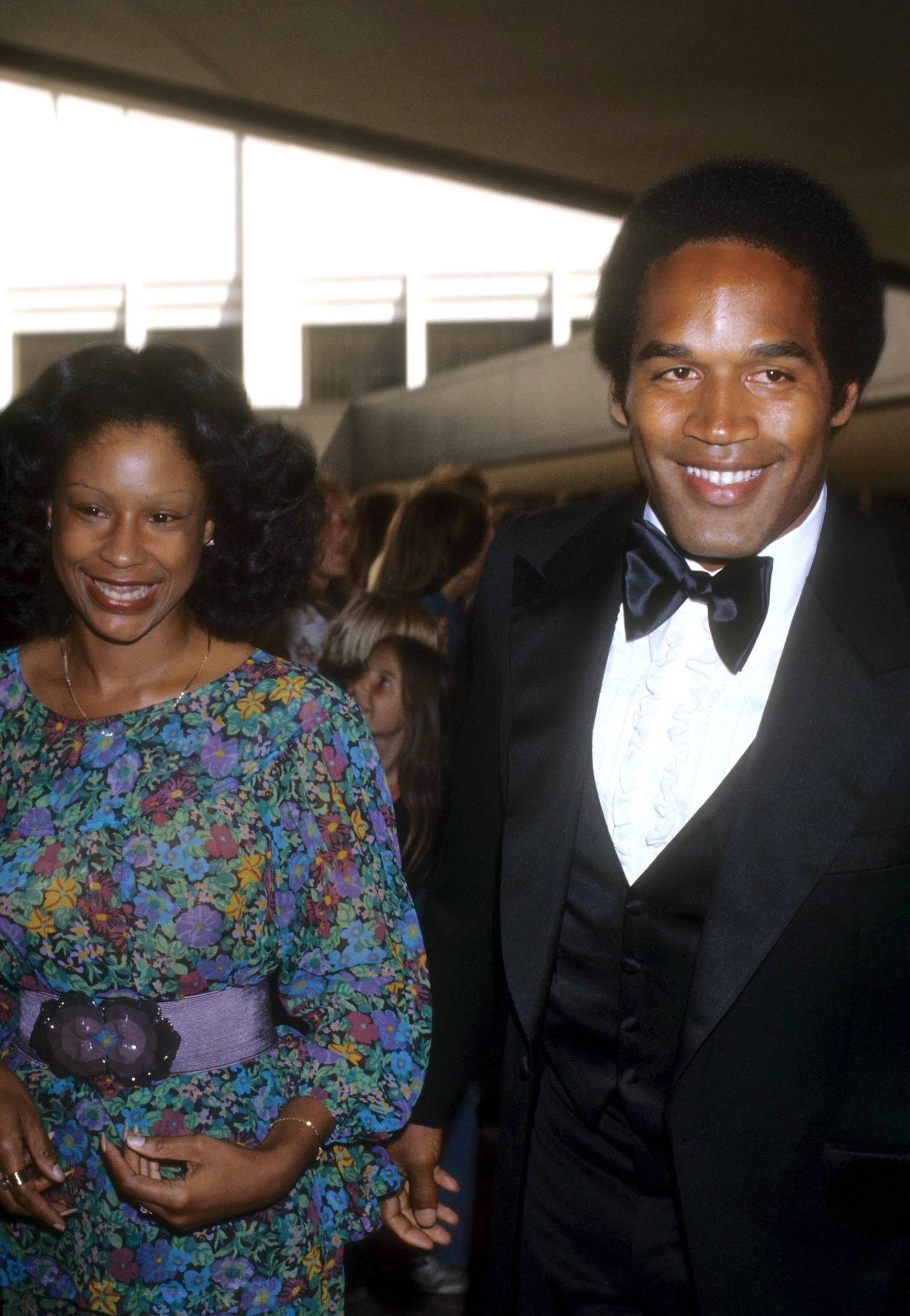 OJ Simpson und seine Frau Marguerite (Whitley) Simpson posieren für ein Porträt bei einer Filmpremiere im April 1977 in Los Angeles, Kalifornien. 