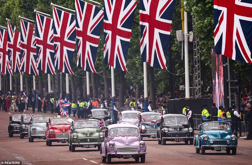 Der Morris Minor ist eines der erfolgreichsten in Großbritannien hergestellten Autos der Geschichte und eine Ikone des britischen Automobilbaus.  Ein Konvoi von Minderjährigen fuhr anlässlich des Platin-Jubiläums von Königin Elizabeth II. durch die Mall