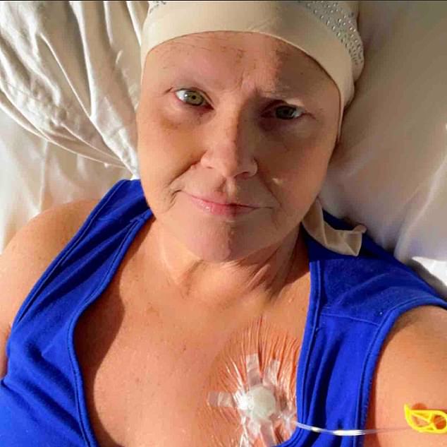 Die 56-jährige Stephanie Scanlan kämpfte monatelang darum, die nötigen Krebsmedikamente zu finden, um ihren seltenen Knochenkrebs zu behandeln, der sich auf ihre Wirbelsäule ausgebreitet hatte.  Der gebürtigen Floridaerin musste ihre Hand am Handgelenk amputiert werden (Foto mit freundlicher Genehmigung von GoFundMe)
