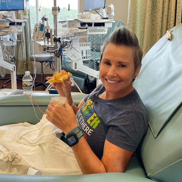 Die 55-jährige Veteranin Toni Dezomits musste sich zwischen einem alternativen Krebsmedikament mit schlimmeren Nebenwirkungen oder überhaupt keinem Medikament gegen ihren wiederkehrenden Eierstockkrebs entscheiden