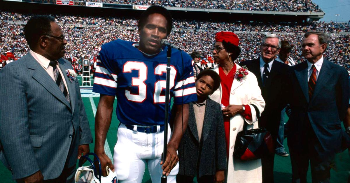 OJ Simpson wird am 14. September 1980 in die Wall of Fame im Rich Stadium aufgenommen. Er wird von seinen Eltern, seinem Sohn Jason und Ralph Wilson, dem Besitzer der Buffalo Bills, begleitet.