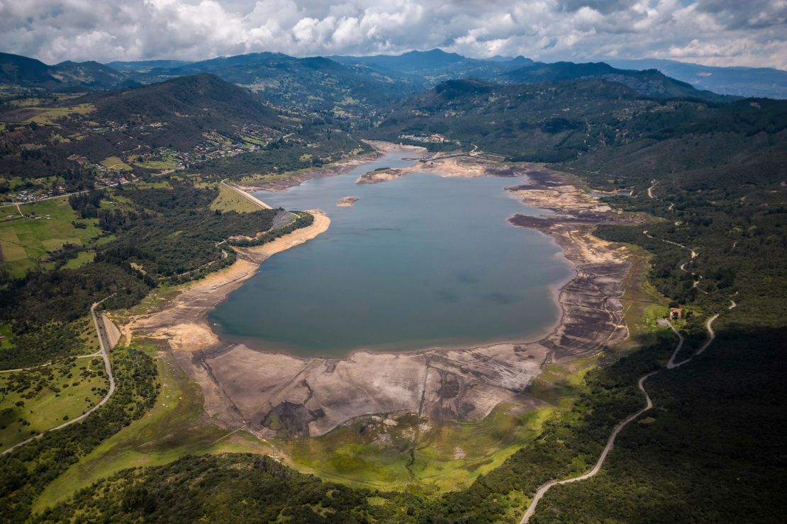 Der Stausee San Rafael am Stadtrand von Bogotá, der eine Trinkwasserquelle für die Stadt darstellt, ist aufgrund des Klimaphänomens El Niño am 5. April 2024 auf sehr niedrigem Niveau.