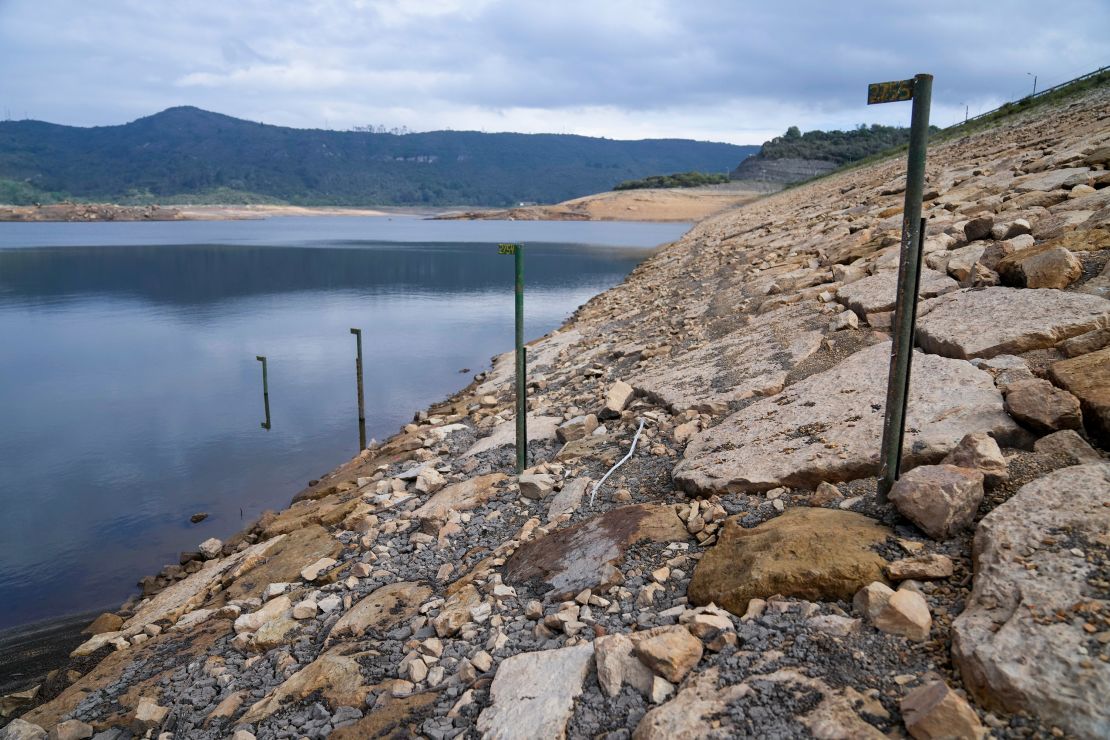 Wasserstandsmarkierungen im San Rafael-Stausee.  Bürgermeister Carlos Galán kündigte an, dass die Wasserrationierungsmaßnahmen für Bogotá am 11. April beginnen würden.