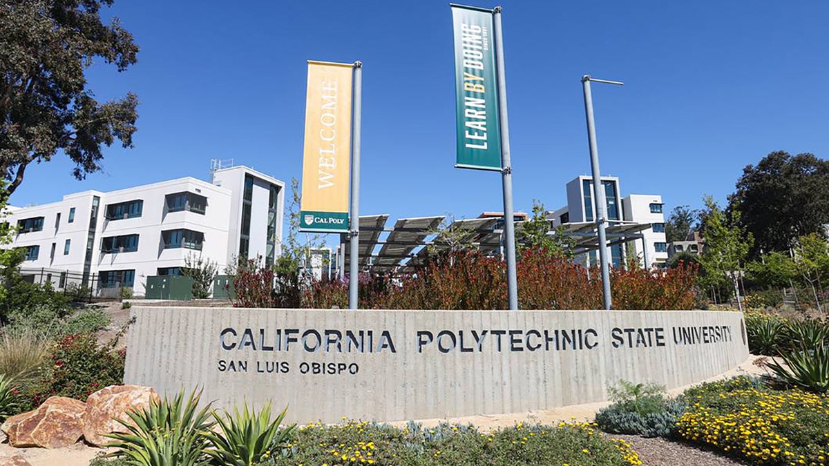 Ein großes Schild markiert den Eingang zur Grand Avenue zum Universitätscampus der Cal Poly in San Luis Obispo, Kalifornien.  (David Middlecamp/San Luis Obispo Tribune/Tribune News Service über Getty Images)