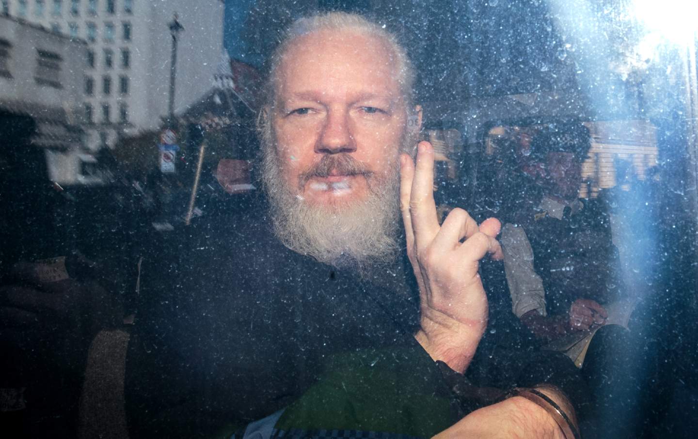 Julian Assange im Polizeifahrzeug