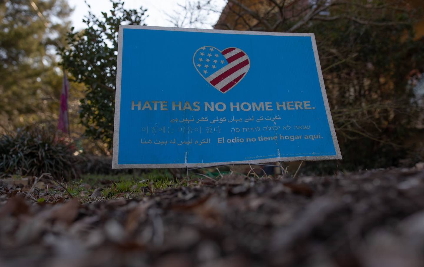 Ein Zeichen gegen Hass vor einem Haus in Wilmington, North Carolina, am 22. Februar 2024. Die Demokraten nehmen Kleinstädte in einem Swing State ins Visier, den sie seit der Kandidatur von Barack Obama im Jahr 2008 nicht mehr gewonnen haben.