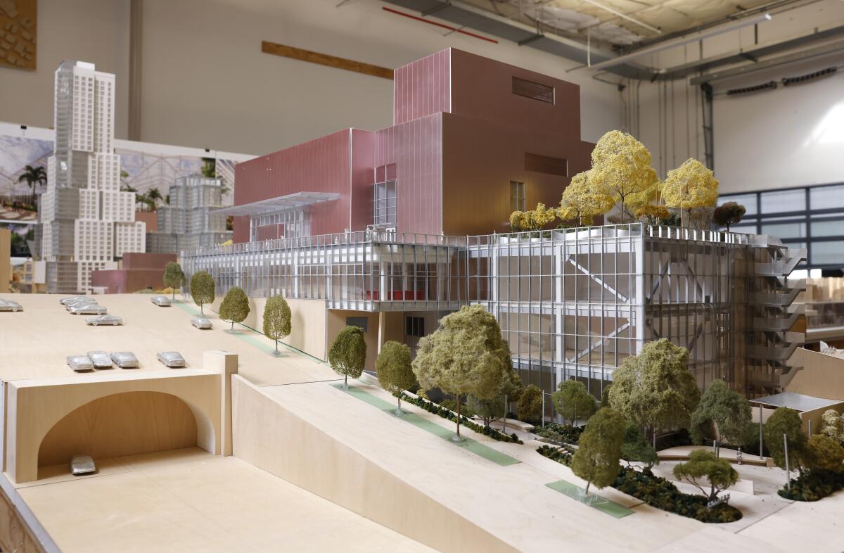 Ein Modell des Entwurfs eines Anbaus für die Colburn School durch den Architekten Frank Gehry
