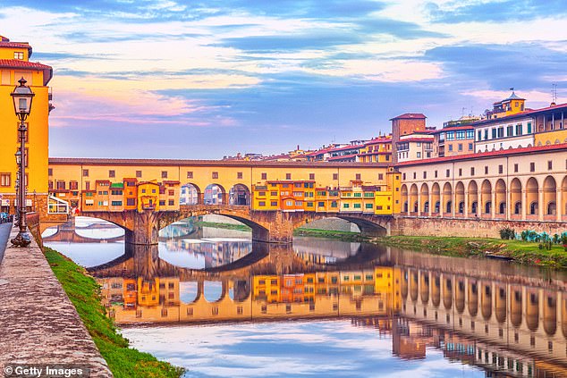 Im Rahmen eines 2-Millionen-Pfund-Projekts, das diesen Herbst beginnt und bis 2026 läuft, werden die Bögen, Pflastersteine, Brüstungen und Flügelwände der Ponte Vecchio in ihrer ursprünglichen Pracht wiederhergestellt