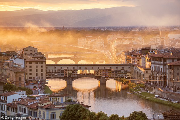 Ein Großteil der Arbeiten wird im Frühling und Sommer, wenn das Wasser des Arno ruhiger ist, von einem Ponton aus durchgeführt, der unterhalb der Ponte Vecchio positioniert ist