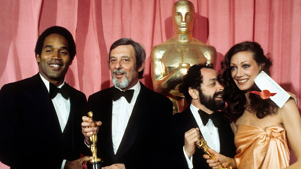 Der Schauspieler OJ Simpson trägt bei der Oscar-Verleihung 1976 einen schwarzen Smoking.