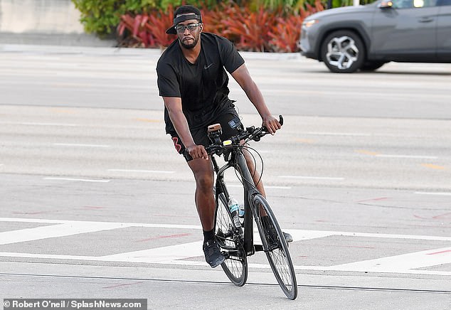 Für den sonnigen Ausflug trug er einen komplett schwarzen Look in einem Nike-T-Shirt und Shorts, passend zu seinem Fahrrad