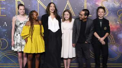 Sehen Sie, wie Angelina Jolie mit fünf ihrer Kinder bei der Premiere von „Eternals“ posiert
