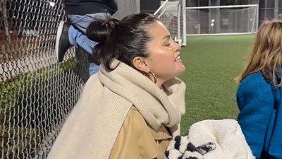 1 Weg, Liebe zu finden!  Selena Gomez ruft während eines Fußballspiels „Ich bin Single“.