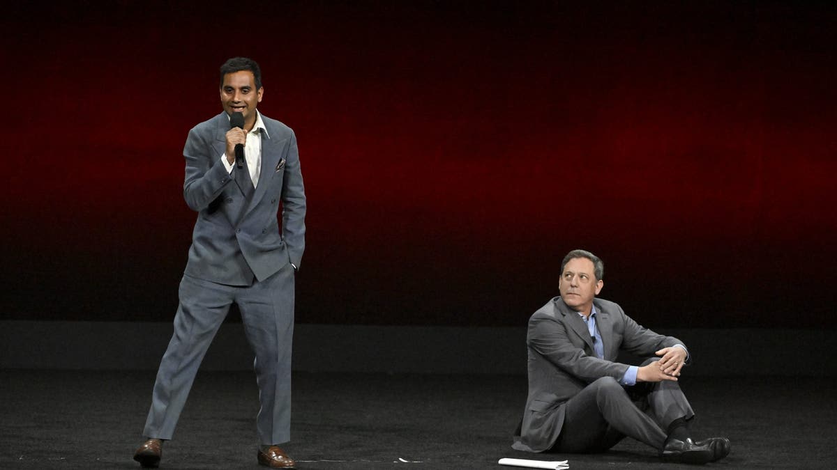 Aziz Ansari auf der Bühne mit Adam Fogelson bei Cinemacon