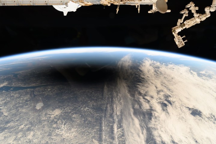 Auf diesem Foto von der Internationalen Raumstation ist zu sehen, wie der Mondschatten oder Kernschatten Teile der kanadischen Provinzen Quebec und New Brunswick sowie des amerikanischen Bundesstaates Maine bedeckt, während er aus 261 Meilen Höhe in die Sonnenfinsternis aufsteigt. 