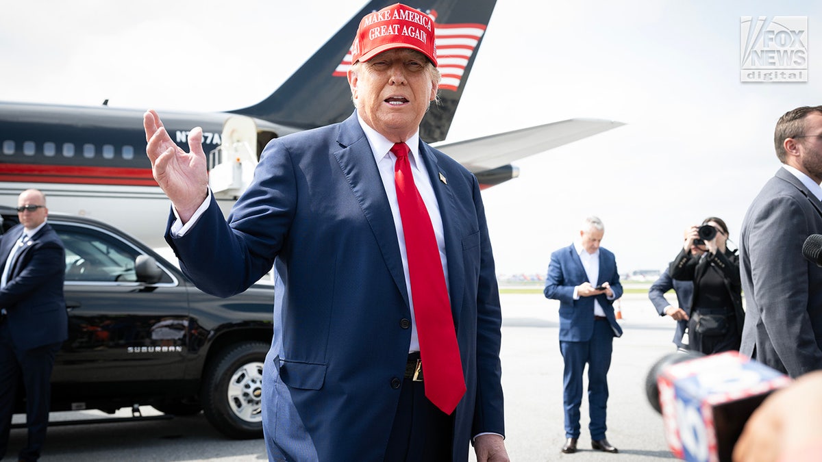 Der ehemalige Präsident Donald Trump kommt am Flughafen Hartsfield-Jackson in Atlanta in Georgia an