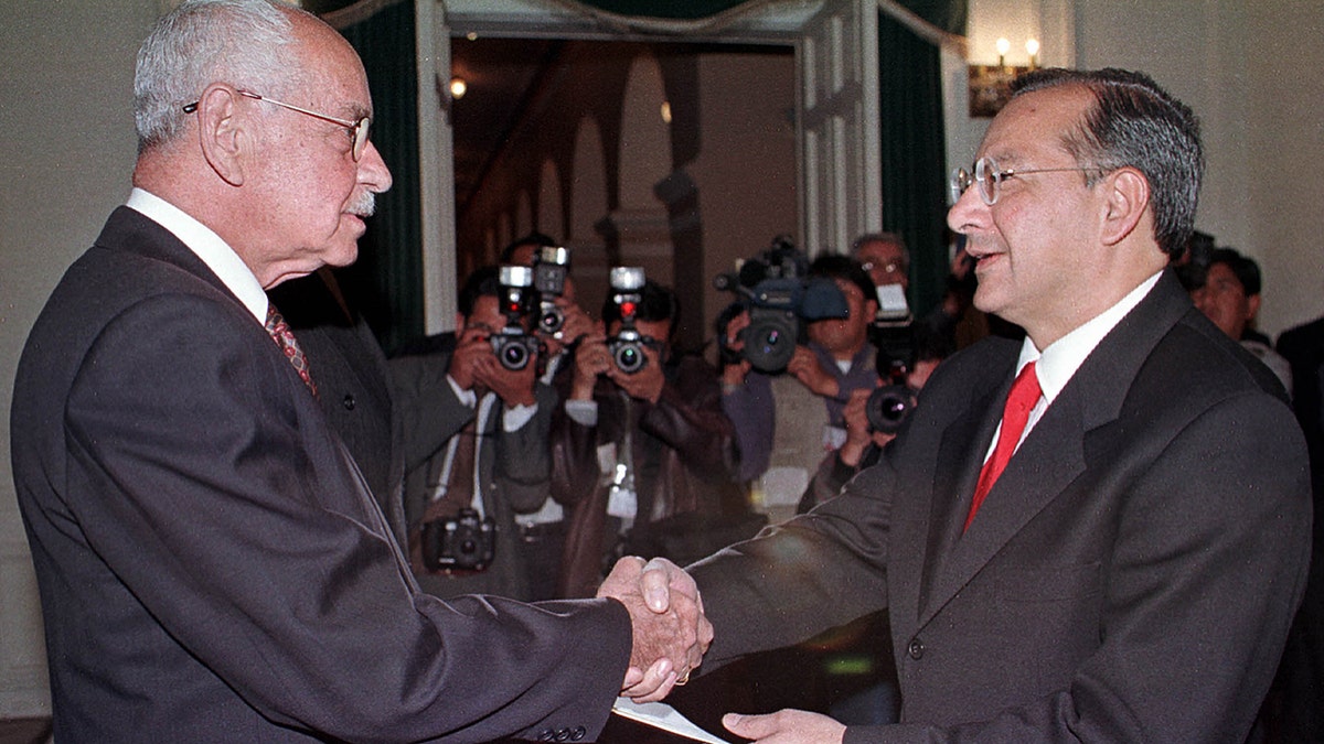 Der bolivianische Präsident Hugo Banzer schüttelt Victor Manuel Rocha die Hand