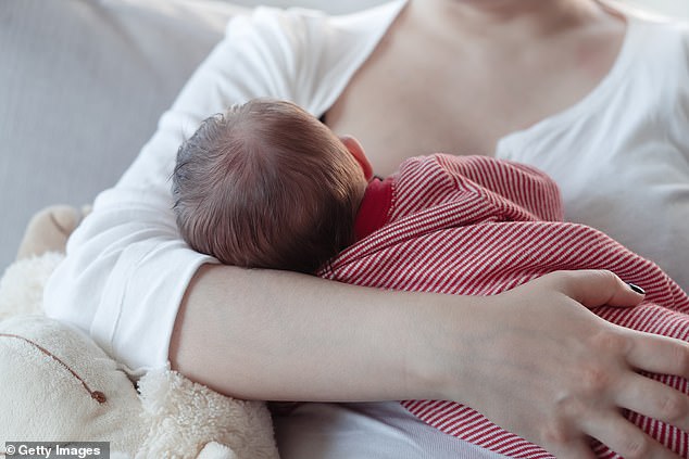 Der NHS sagt, dass jede Menge Stillen von Vorteil ist, aber die „ausschließliche“ Fütterung Ihres Babys mit Muttermilch in den ersten sechs Lebensmonaten bietet „viel mehr Schutz“.