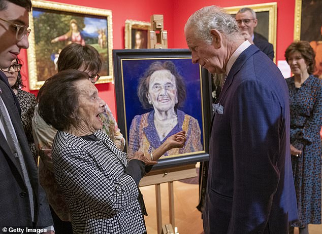 König Charles (damals Prinz von Wales) spricht am 24. Januar 2022 mit Lily Ebert bei einer Ausstellung mit „Sieben Porträts: Surviving the Holocaust“, die Charles als Hommage an Holocaust-Überlebende in Auftrag gegeben hat, in der Queens Gallery im Buckingham Palace