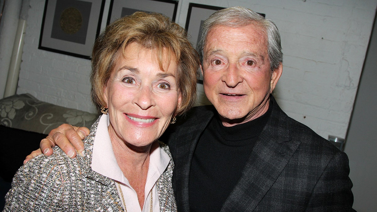 Judy und Jerry Sheindlin posieren zusammen