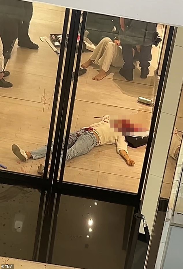 Die Opfer des Angriffs wurden im Einkaufszentrum liegengelassen, während die Polizei daran arbeitete, den Angriff zu stoppen