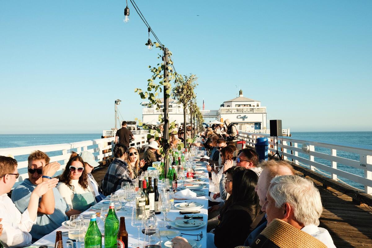Ein Gästetisch am Malibu Pier für die LA Times Great Australian Bite-Veranstaltung mit australischen Gastköchen und einheimischen Köchen.