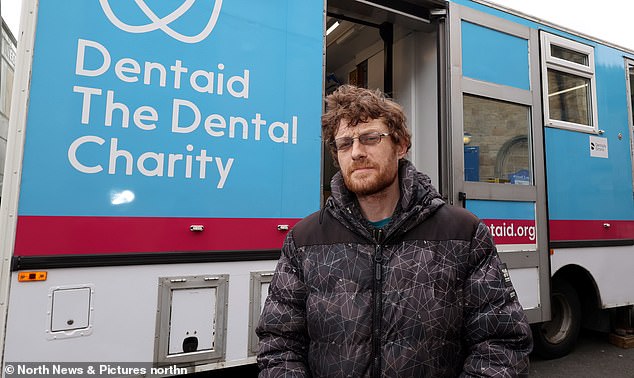 Der 43-Jährige aus Wallsend, North Tyneside, sagte, der eklatante Mangel an NHS-Zahnarztterminen und die steigenden privaten Kosten hätten dazu geführt, dass er keinen Zugang zu der Behandlung hatte, die er dringend brauchte