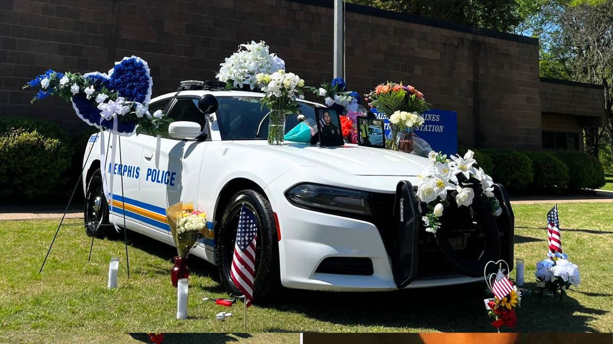Das Auto des Memphis-Polizisten Joseph McKinney ist mit Blumen bedeckt
