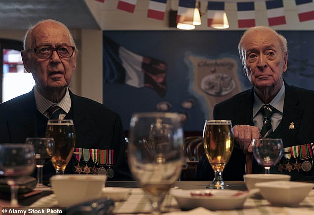 Doppelter Akt: John Standing in The Great Escaper mit Michael Caine