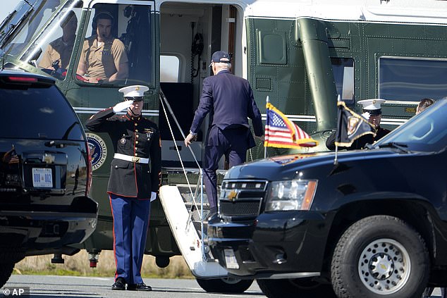 Man sieht den Präsidenten beim Einsteigen in seinen Marine-One-Hubschrauber.  Im Weißen Haus findet ein Treffen zur nationalen Sicherheit statt