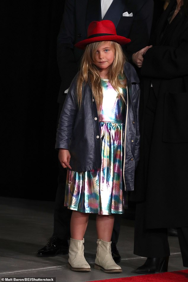 Bradley Coopers siebenjährige Tochter Lea betritt den roten Teppich
