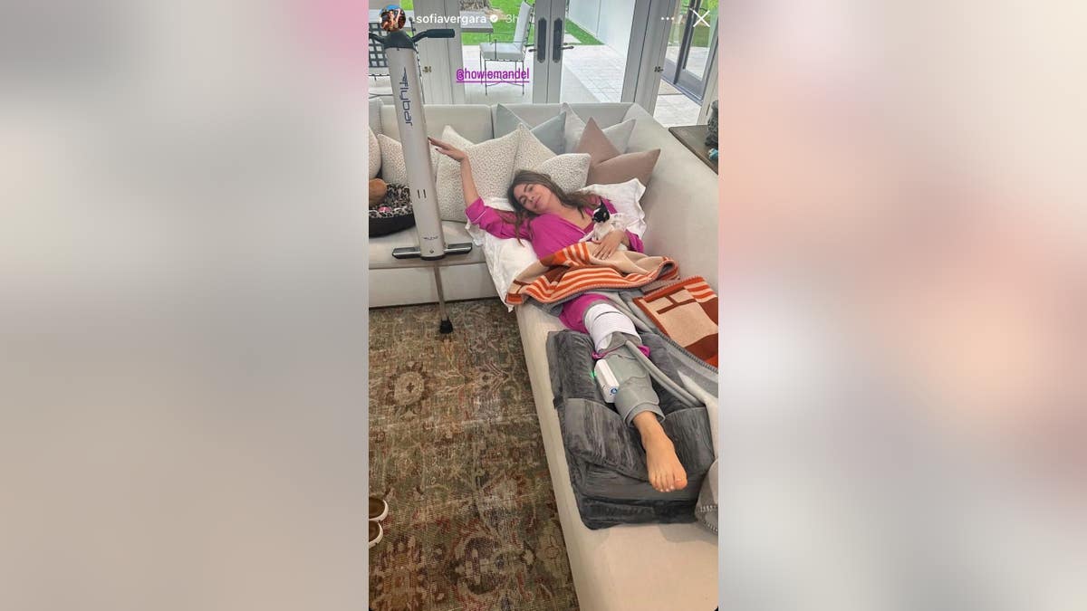 Sofia Vergara liegt mit Kniestütze auf der Couch