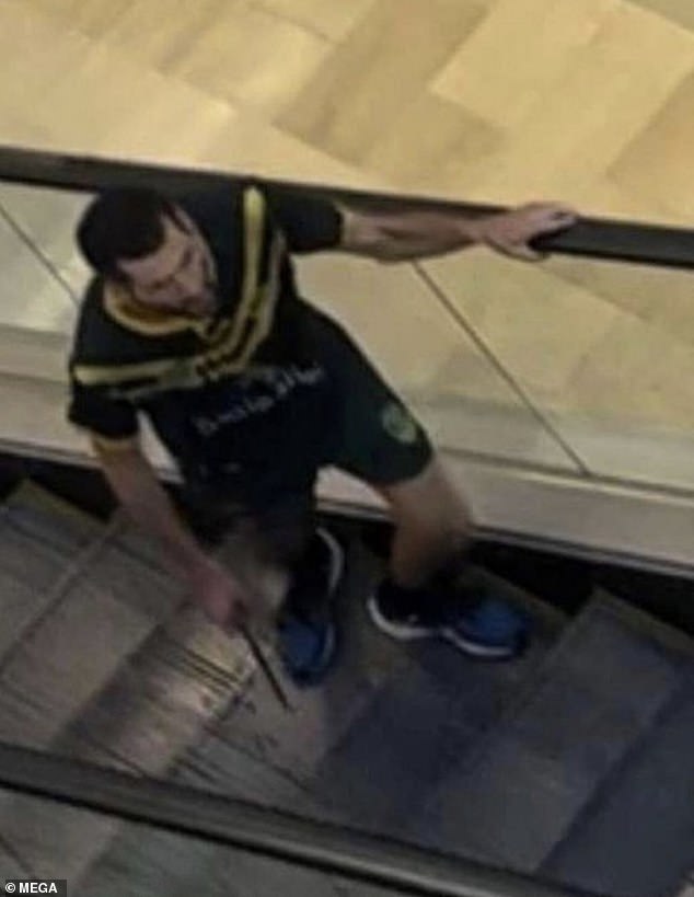 Joel Cauchi aus Queensland ist am Samstagnachmittag mit einem 30 cm langen Jagdmesser auf der Rolltreppe im Westfield-Einkaufszentrum an der Bondi Junction abgebildet