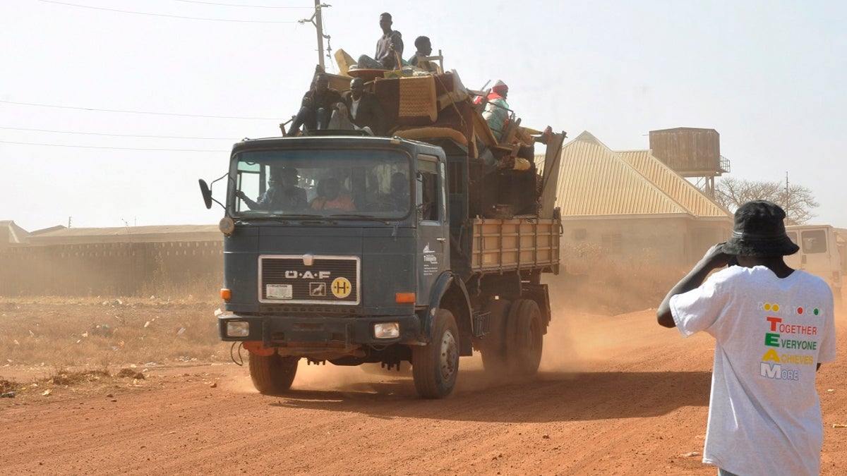 Nigerianer in einem großen Lastwagen