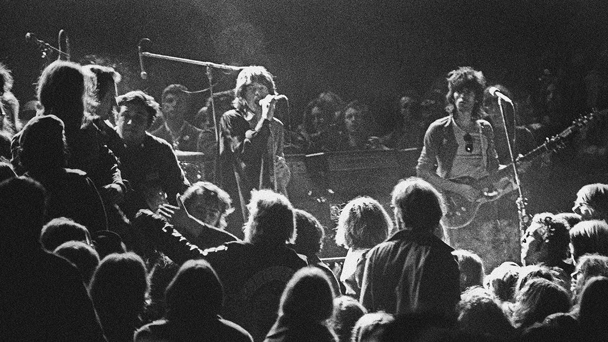 Die Rolling Stones treten auf der Bühne auf, Schwarz-Weiß-Foto
