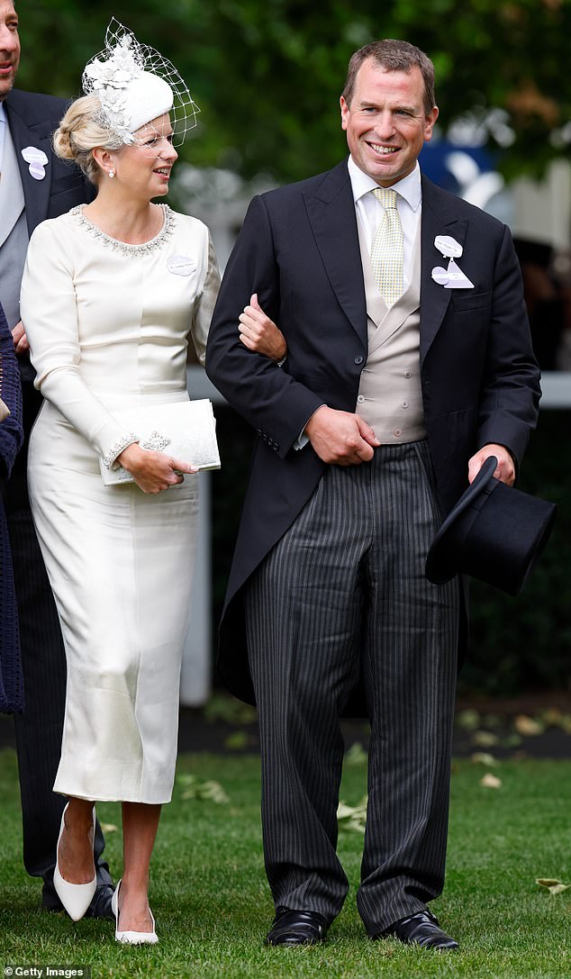 Zaras Auftritt erfolgt, nachdem bekannt wurde, dass sich ihr Bruder Peter Phillips, 46, nach drei gemeinsamen Jahren von seiner „grundsoliden“ Freundin Lindsay Wallace (zusammen im Juni 2022 im Royal Ascot abgebildet) getrennt hat