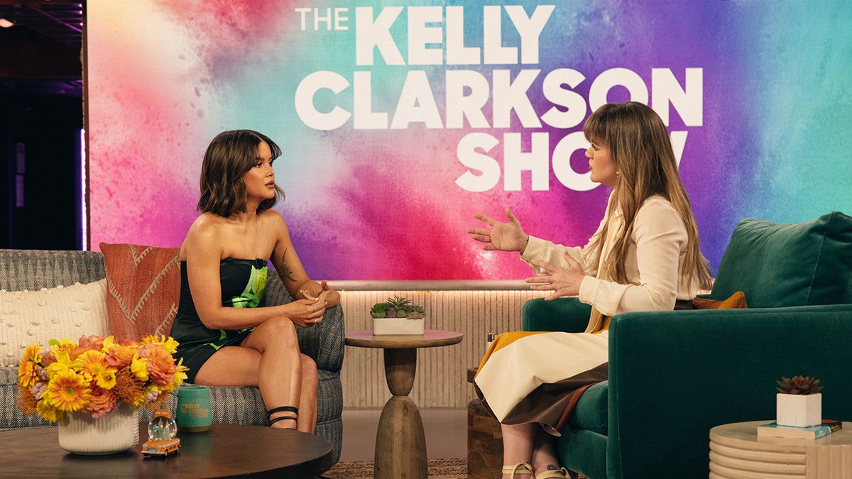 Maren Morris sitzt und spricht mit Kelly Clarkson in ihrer Tages-Talkshow