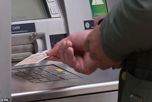 Das Abheben von Geld am Geldautomaten wird durch die Schließungen immer schwieriger