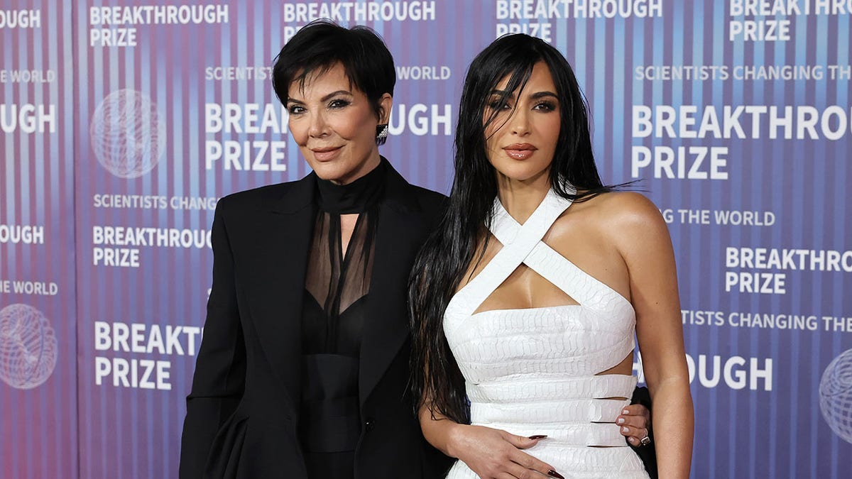 Kris Jenner und Kim Kardashian posieren gemeinsam auf dem roten Teppich