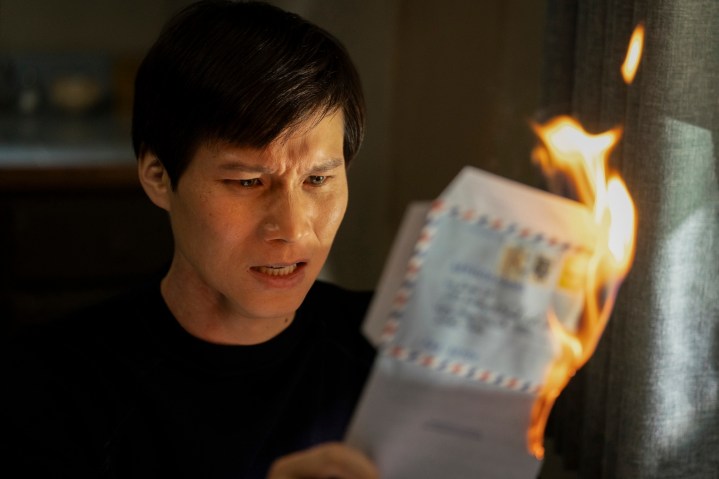 Hoa Xuande hält einen brennenden Brief in The Sympathizer.