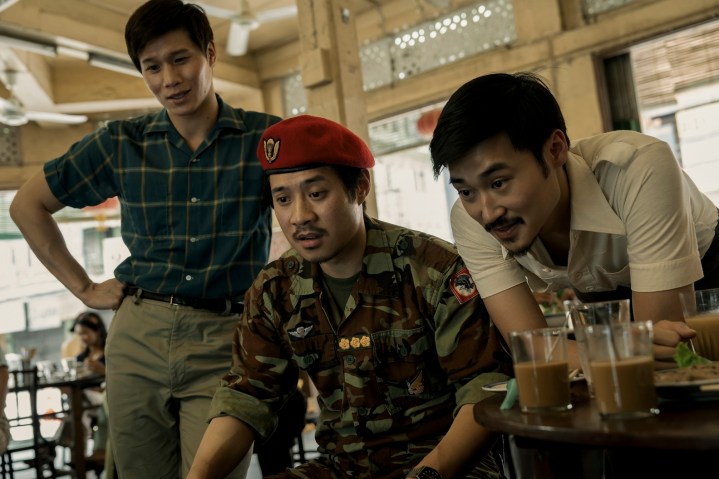 Hoa Xuande, Fred Nguyen Khan und Duy Nguyen sitzen und stehen zusammen in The Sympathizer.